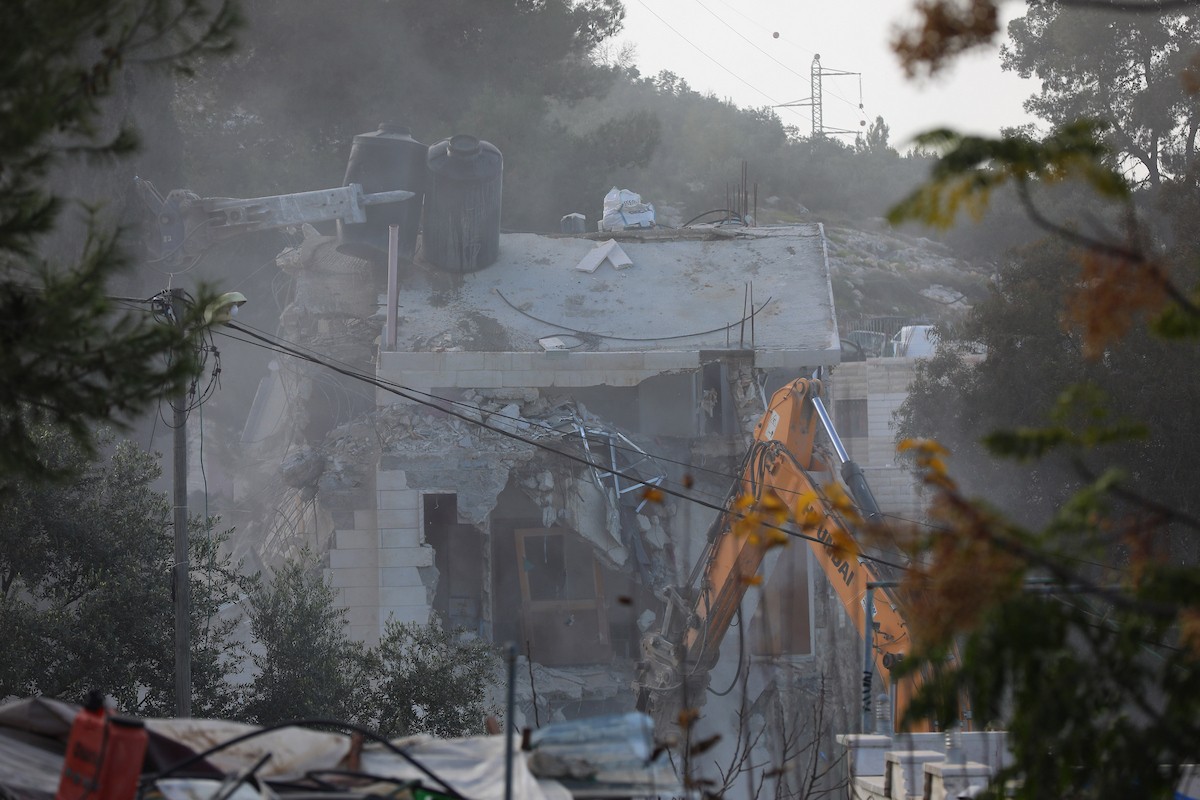 ردود فعل فلسطينية بعد أن هدمت القوات الإسرائيلية منزلاً فلسطينياً من ثلاثة طوابق بحجة عدم وجود رخصة بناء، في بلدة ترقوميا ، شمال غرب الخليل، بالضفة الغربية، في الأول من فبراير/شباط 2026. (صورة: مأمون وزواز)