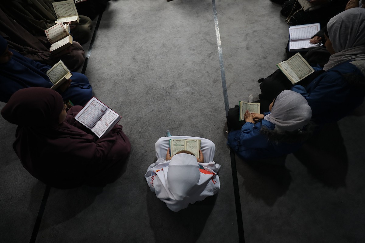 أطفال فلسطينيون يتلون ويحفظون القرآن الكريم داخل الجامع العمري الكبير في مدينة غزة خلال شهر رمضان. وقد تضرر الجامع العمري القديم بشدة جراء الهجمات الإسرائيلية خلال حرب غزة في 26 فبراير/شباط 2026. صورة: عمر أشتوي