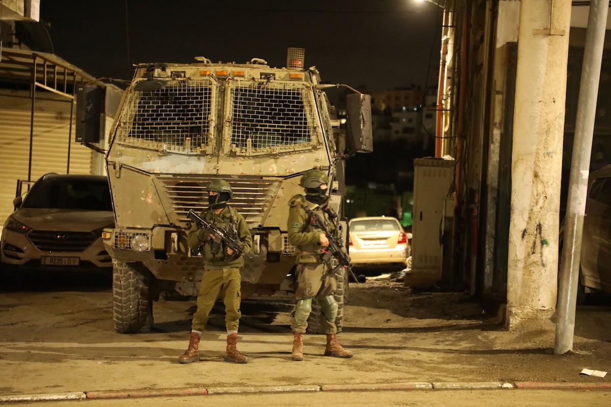 يتمركز جنود إسرائيليون لتوفير الحماية للمصلين اليهود الذين يؤدون صلاتهم قرب قبر يوسف، شرق نابلس في الضفة الغربية. ٢٤ فبراير ٢٠٢٦. صورة: محمد ناصر