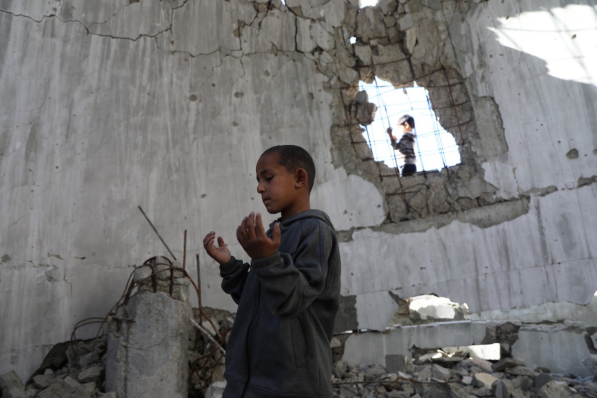 يستقبل الفلسطينيون شهر رمضان وسط دمار غير مسبوق للمباني، بما فيها المساجد التي يؤدون فيها شعائرهم الدينية. مدينة غزة، 19 فبراير/شباط 2026. صورة: عمر أشتوي