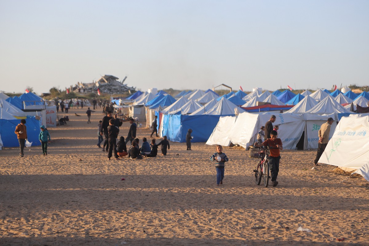 وسط خيام النازحين في المخيم المصري بمنطقة نتساريم وسط قطاع غزة، يحاول السكان الحفاظ على تفاصيل حياتهم اليومية رغم الظروف القاسية والنقص الحاد في الضروريات الأساسية كالمأوى والغذاء والماء النظيف. وسط قطاع غزة، ١٢ فبراير ٢٠٢٦. تصوير: محمد الأسود