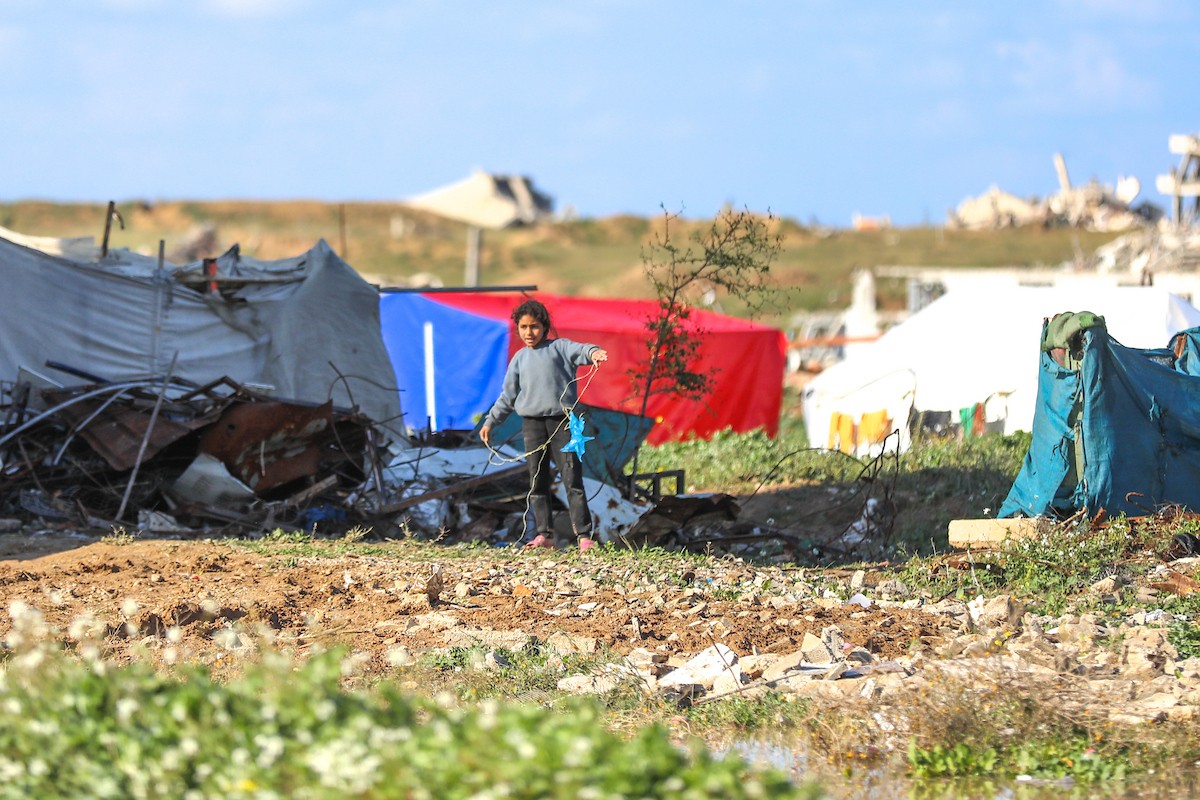 يُكافح الفلسطينيون النازحون في مخيم النصيرات للاجئين من أجل البقاء في ظل ظروف معيشية قاسية ونقص حاد في الاحتياجات الأساسية، ويواجهون تحديات يومية في الحصول على المأوى والغذاء والرعاية الصحية. النصيرات، وسط قطاع غزة، 27 فبراير/شباط 2026. صورة: رمزي أبو عامر