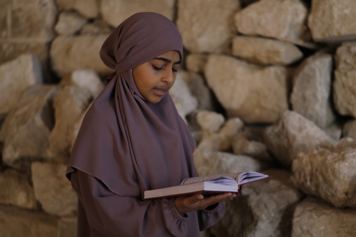 أطفال فلسطينيون يتلون ويحفظون القرآن الكريم داخل الجامع العمري الكبير في مدينة غزة خلال شهر رمضان. وقد تضرر الجامع العمري القديم بشدة جراء الهجمات الإسرائيلية خلال حرب غزة في 26 فبراير/شباط 2026. صورة: عمر أشتوي