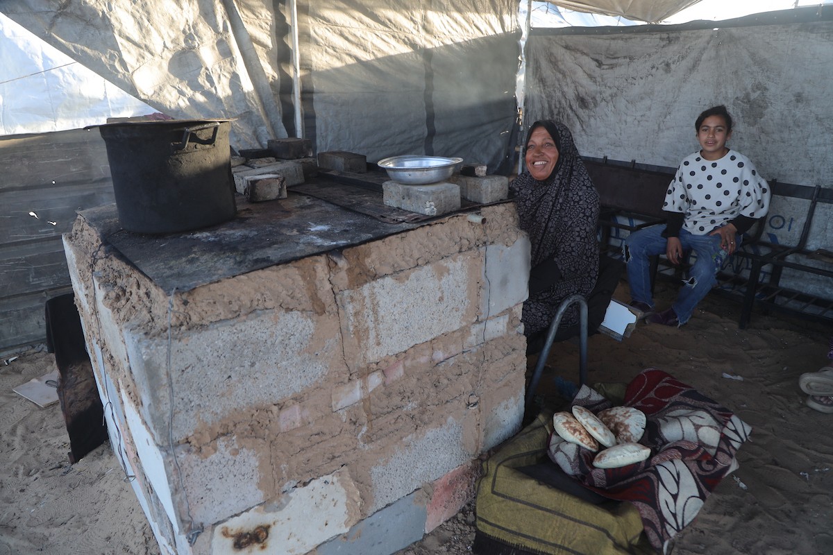 وسط خيام النازحين في المخيم المصري بمنطقة نتساريم وسط قطاع غزة، يحاول السكان الحفاظ على تفاصيل حياتهم اليومية رغم الظروف القاسية والنقص الحاد في الضروريات الأساسية كالمأوى والغذاء والماء النظيف. وسط قطاع غزة، ١٢ فبراير ٢٠٢٦. تصوير: محمد الأسود