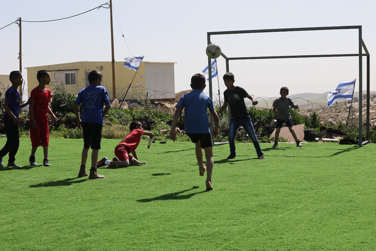 يواجه ملعب للأطفال في خربة أم الخير، وهي قرية بدوية تقع جنوب الضفة الغربية، خطر الهدم بعد تلقي إشعار رسمي من الجيش الإسرائيلي. 23 فبراير/شباط 2026. تصوير: مأمون وزواز