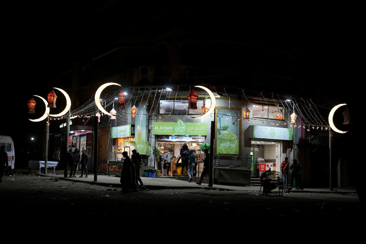 يبيع الباعة الفلسطينيون الطعام وغيره من السلع في سوق بمدينة غزة خلال اليوم الخامس من شهر رمضان المبارك، 22 فبراير/شباط 2026. تصوير: عمر أشتوي