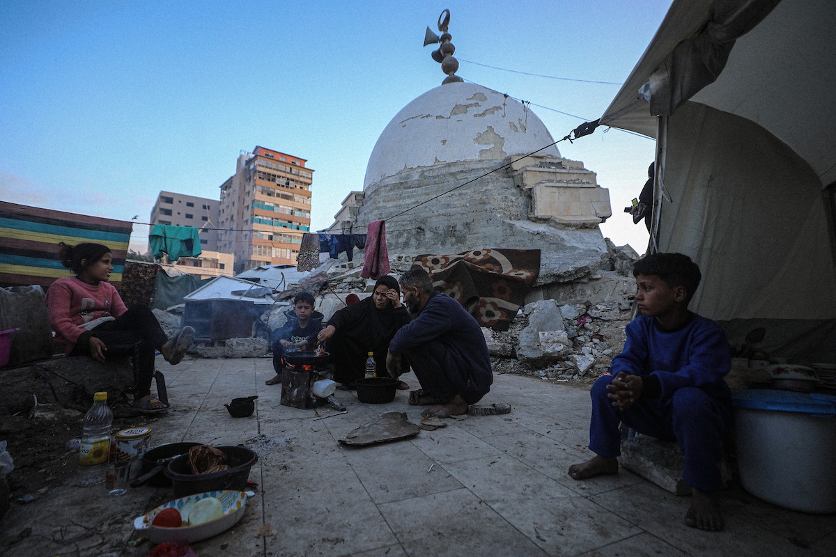 عائلة فلسطينية نازحة من بيت حانون تفطر في ثاني أيام رمضان في خيمة متداعية وسط أنقاض مسجد الحساينة على شاطئ مدينة غزة.19 فبراير/شباط 2026. تصوير: عمر أشتوي
