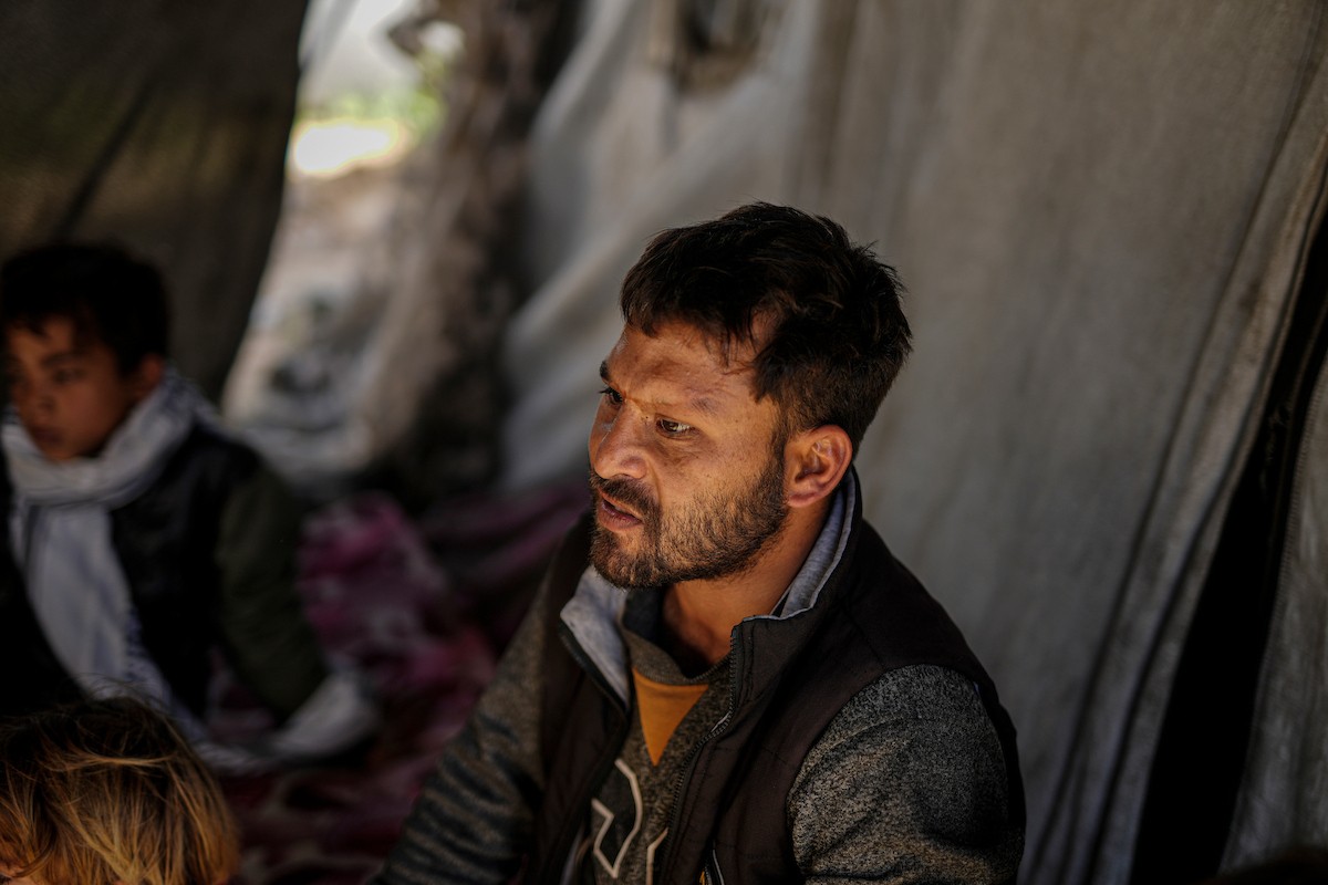 الفلسطيني لؤي أسامة صبح، 27 عامًا، أصيب بإعاقات دائمة وفقد بصره تمامًا جراء هجمات إسرائيلية، يكافح من أجل مواصلة حياته اليومية داخل خيمته في مدينة غزة في 11 فبراير/شباط 2026. صورة: عمر أشتوي