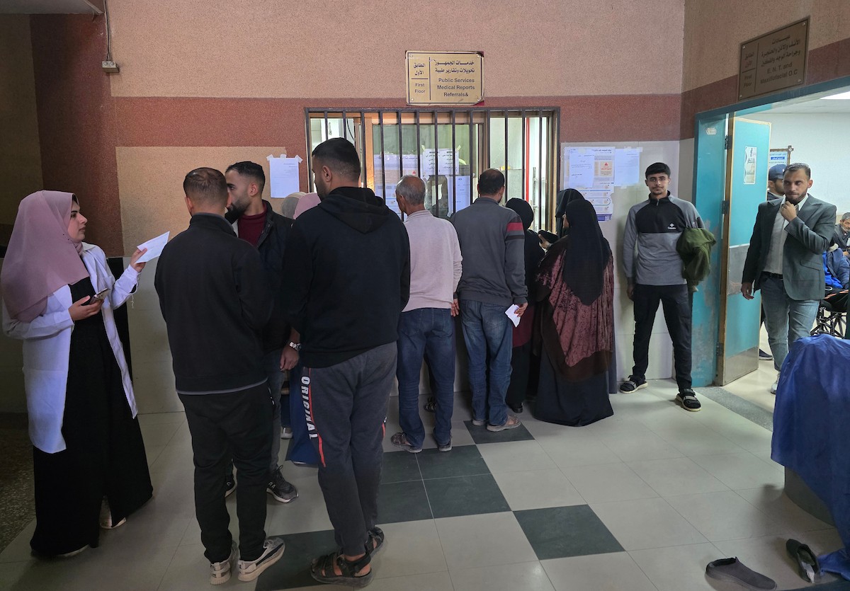 مرضى يتوافدون إلى مجمع ناصر الطبي بخان يونس، جنوب قطاع غزة، للحصول على تحويلات طبية لاستكمال علاجهم خارج القطاع، 1 فبراير/شباط 2026. تصوير: طارق محمد