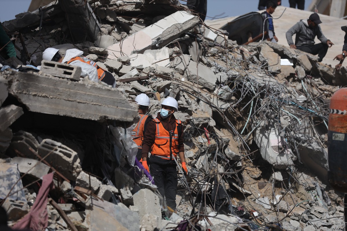 فرق الدفاع المدني التنسيق مع اللجنة الدولية للصليب الأحمر تطلق حملةً لانتشال نحو 67 جثة من عائلة أبو نصر، من تحت أنقاض منزل استهدفه الجيش الإسرائيلي خلال الحرب في بيت لاهيا، شمال قطاع غزة. 15 فبراير/شباط 2026. صورة: عمر أشتوي