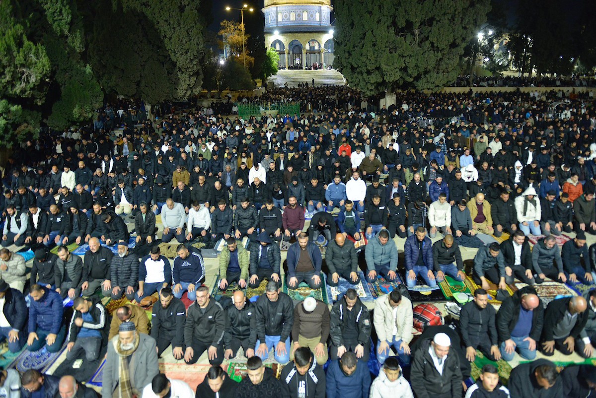 يؤدي الفلسطينيون صلاتي العشاء والتراويح في ساحات المسجد الأقصى في اليوم الثالث من رمضان، القدس، 20 فبراير 2026. صورة من دائرة الأوقاف الإسلامية في القدس.