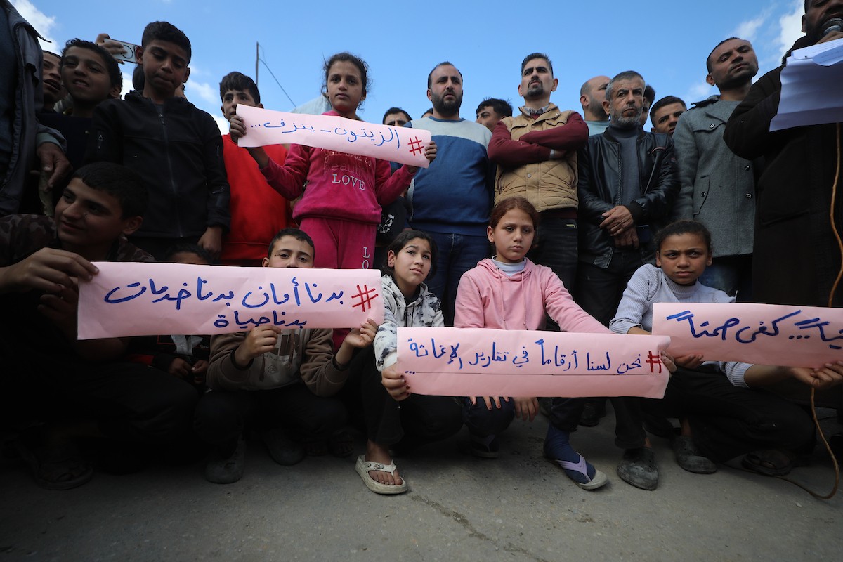 نظمت عائلات فلسطينية نازحة، تعيش وسط الأنقاض في حي الزيتون بمدينة غزة، احتجاجًا للمطالبة بتوفير المياه والغذاء والرعاية الصحية والتعليم للنازحين، ووقف الهجمات الإسرائيلية المستمرة ضدهم. مدينة غزة، 25 فبرايرشباط 2026. تصوير عمر أشتوي