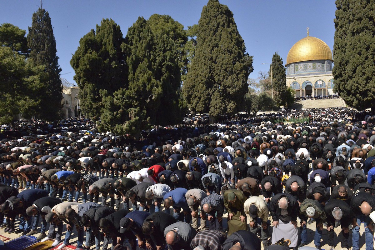 أدى الفلسطينيون أول صلاة جمعة من شهر رمضان في المسجد الأقصى بالقدس، في 20 فبراير/شباط 2026. صورة من دائرة الأوقاف الإسلامية بالقدس