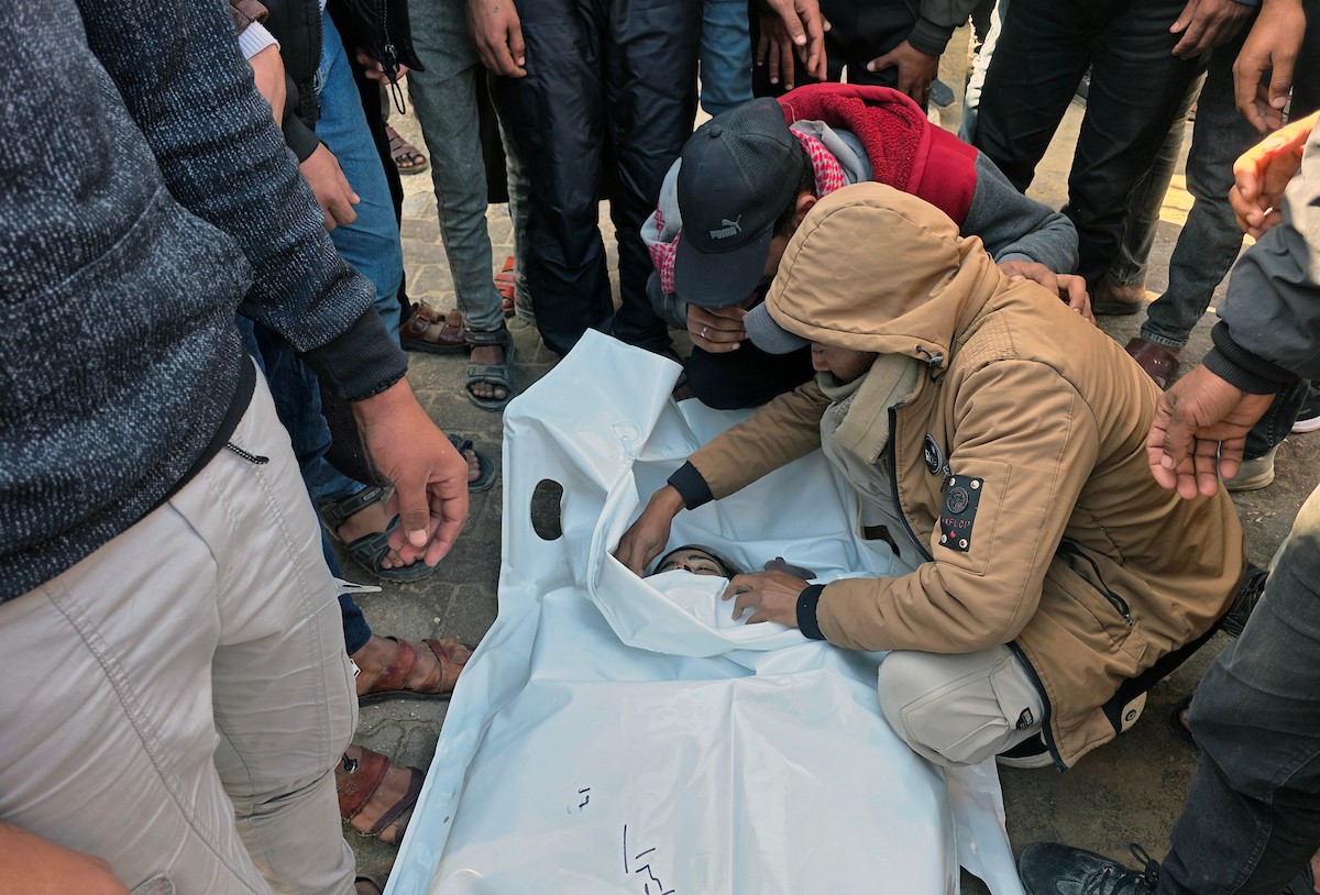 ودّع الفلسطينيون جثمان أكرم حسن الأرجاني في مستشفى ناصر بخان يونس. وقد قُتل في هجوم إسرائيلي في منطقة خان يونس، جنوب قطاع غزة. صورة: طارق محمد