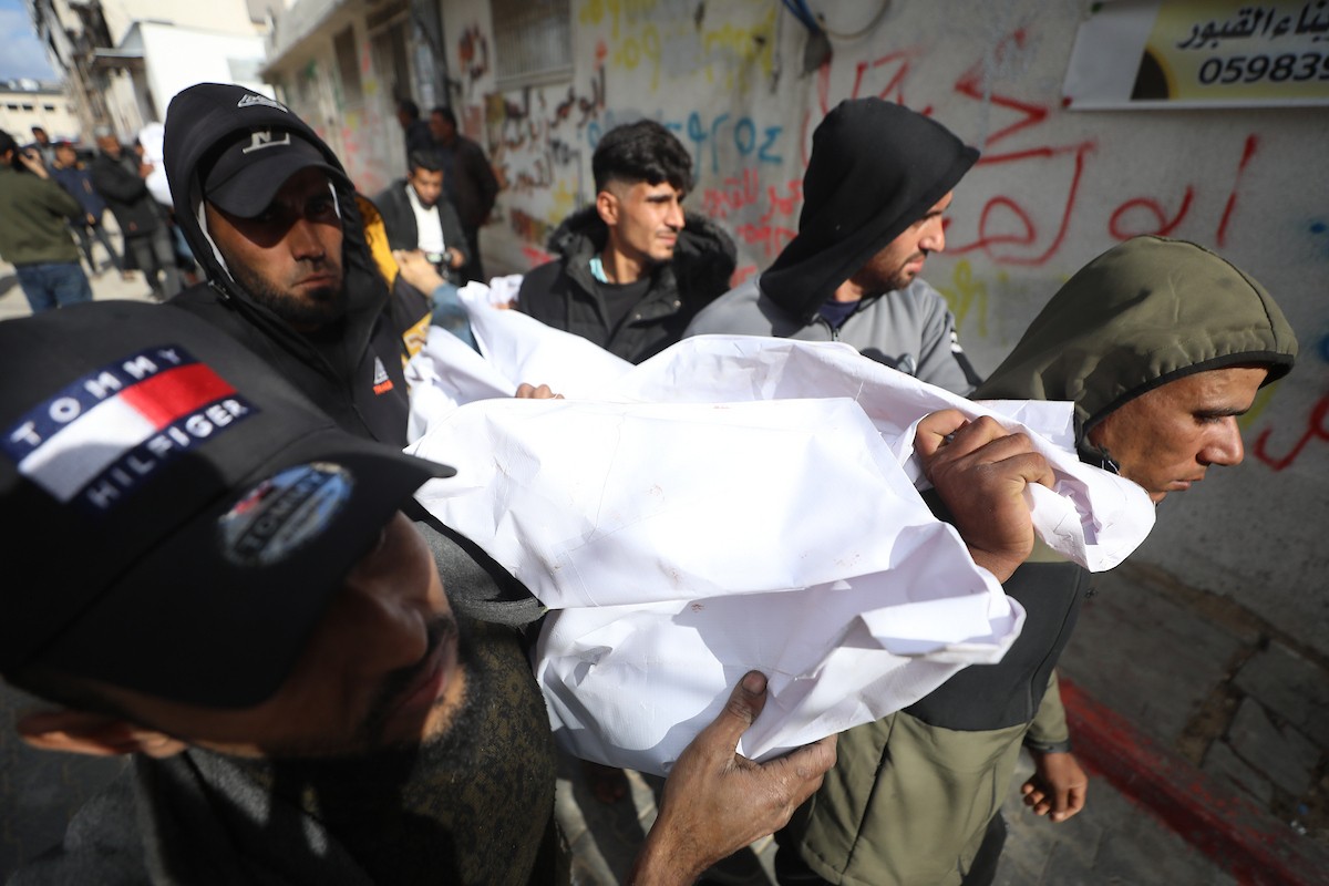 ودّع فلسطينيون جثماني مواطنين اثنين في مستشفى الشفاء بمدينة غزة. استشهد الرجلان في هجوم إسرائيلي استهدف مجموعة من المدنيين قرب حديقة المحطة في شارع يافا، شرق مدينة غزة، في 26 فبراير/شباط 2026. (صورة: عمر أشتوي)