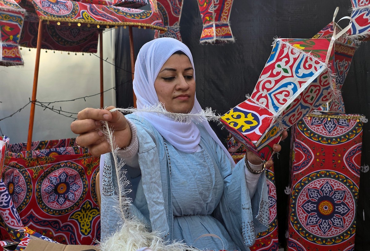 الفلسطينية ريهان شراب تصنع فوانيس رمضان من بقايا صناديق المساعدات في خان يونس جنوب قطاع غزة  8 فبراير/شباط 2026. (صورة: طارق محمد)