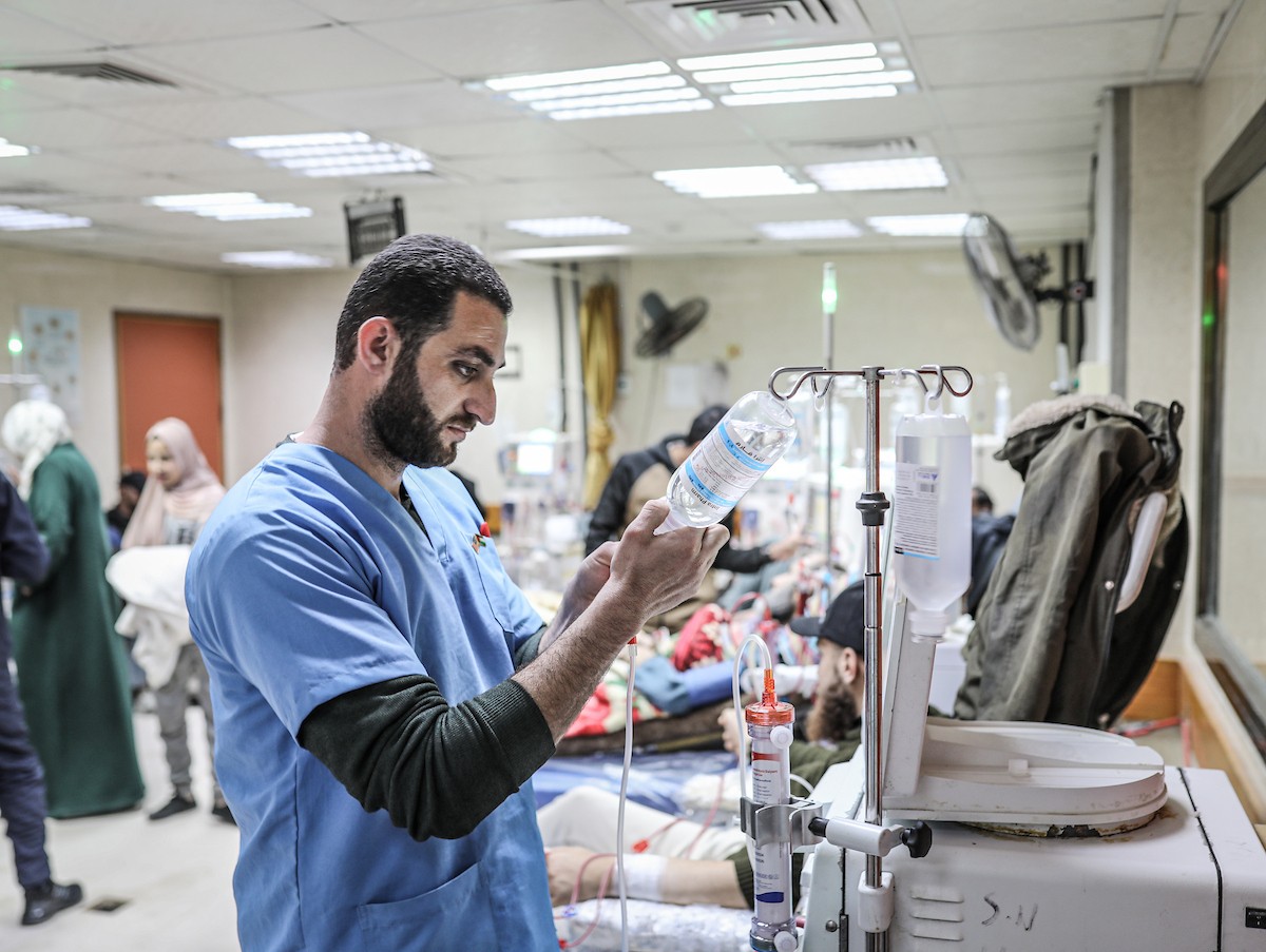 يخضع مرضى فلسطينيون مصابون بالفشل الكلوي لجلسات غسيل الكلى في مستشفى شهداء الأقصى بدير البلح، وسط وانتظار مستمر لفتح معبر رفح لتلقي العلاج خارج قطاع غزة، 1 فبراير/شباط 2026. تصوير: رمزي أبو عامر