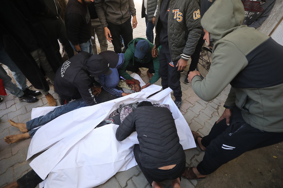 ودّع فلسطينيون جثماني مواطنين اثنين في مستشفى الشفاء بمدينة غزة. استشهد الرجلان في هجوم إسرائيلي استهدف مجموعة من المدنيين قرب حديقة المحطة في شارع يافا، شرق مدينة غزة، في 26 فبراير/شباط 2026. (صورة: عمر أشتوي)