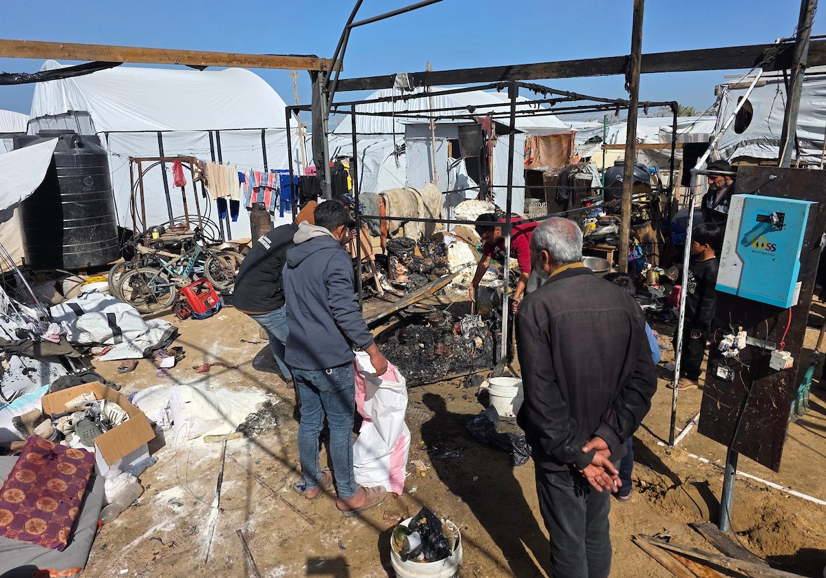 يتفقد فلسطينيون موقع غارة إسرائيلية استهدفت خيامًا في خان يونس، جنوب قطاع غزة، 31 ينايركانون الثاني 2026. صورة طارق محمد (APA Images).