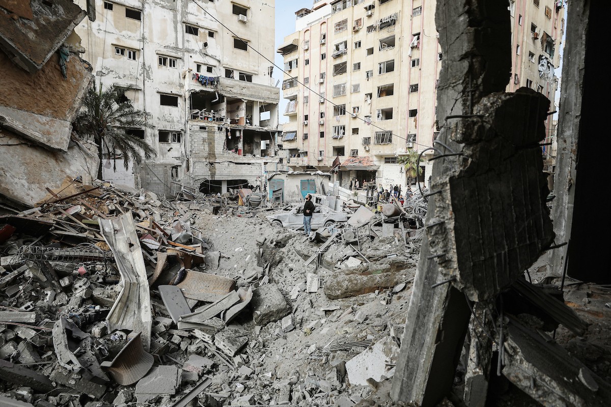 يتفقد فلسطينيون مبنىً متضرراً ومدمراً إلى حد كبير بعد استهدافه من قبل الجيش الإسرائيلي في حي النصر بمدينة غزة، في 31 يناير/كانون الثاني 2026. (صورة: عمر أشتوي)