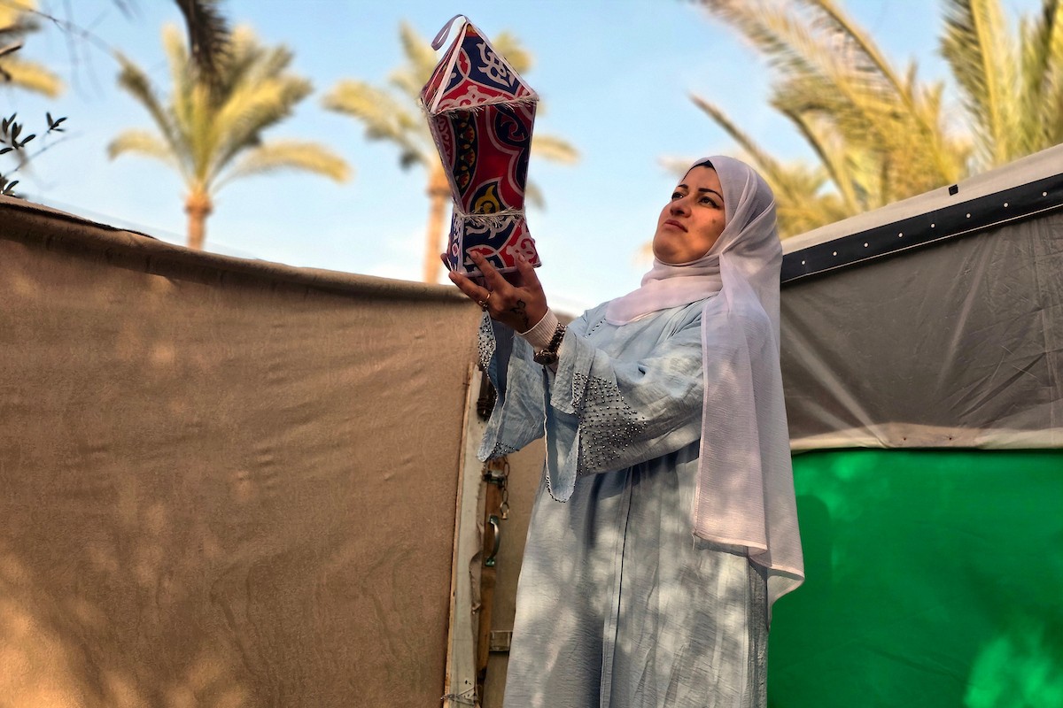 الفلسطينية ريهان شراب تصنع فوانيس رمضان من بقايا صناديق المساعدات في خان يونس جنوب قطاع غزة  8 فبراير/شباط 2026. (صورة: طارق محمد)