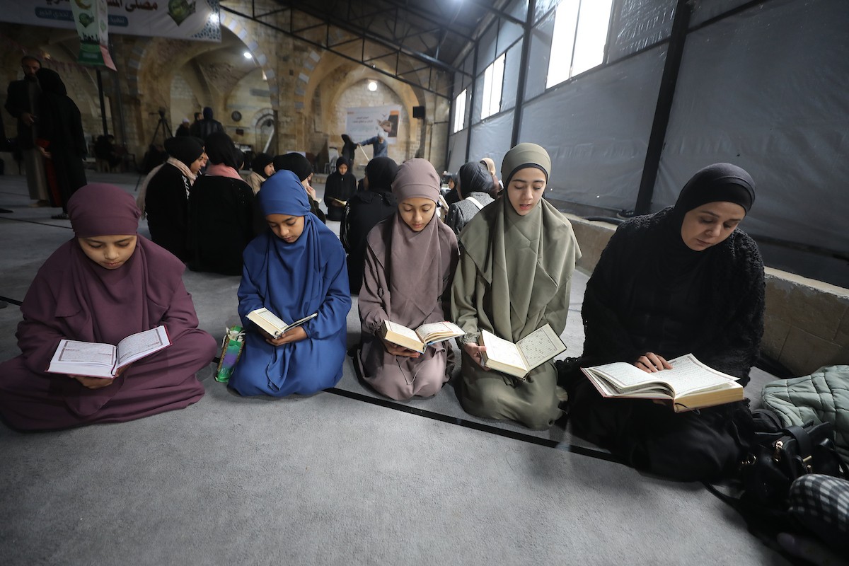أطفال فلسطينيون يتلون ويحفظون القرآن الكريم داخل الجامع العمري الكبير في مدينة غزة خلال شهر رمضان. وقد تضرر الجامع العمري القديم بشدة جراء الهجمات الإسرائيلية خلال حرب غزة في 26 فبراير/شباط 2026. صورة: عمر أشتوي