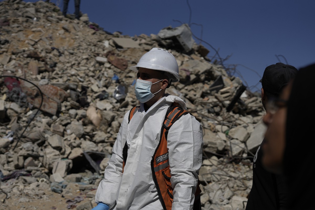 تحاول فرق الدفاع المدني الفلسطيني، بالتنسيق مع اللجنة الدولية للصليب الأحمر، انتشال جثث عائلتي عيادة وغنيم من تحت أنقاض منزل عائلة غباين، في بيت لاهيا، شمال قطاع غزة. 22 فبراير/شباط 2026. صورة: عمر أشتوي