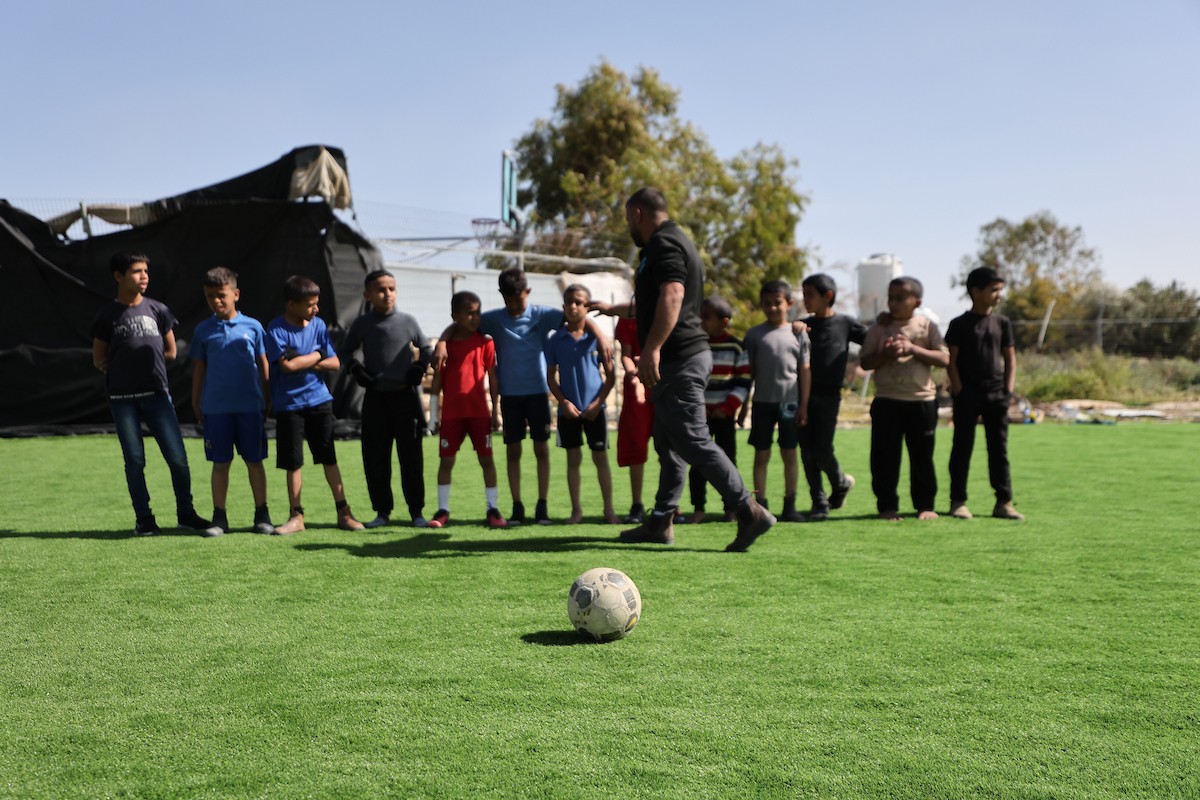 يواجه ملعب للأطفال في خربة أم الخير، وهي قرية بدوية تقع جنوب الضفة الغربية، خطر الهدم بعد تلقي إشعار رسمي من الجيش الإسرائيلي. 23 فبراير/شباط 2026. تصوير: مأمون وزواز