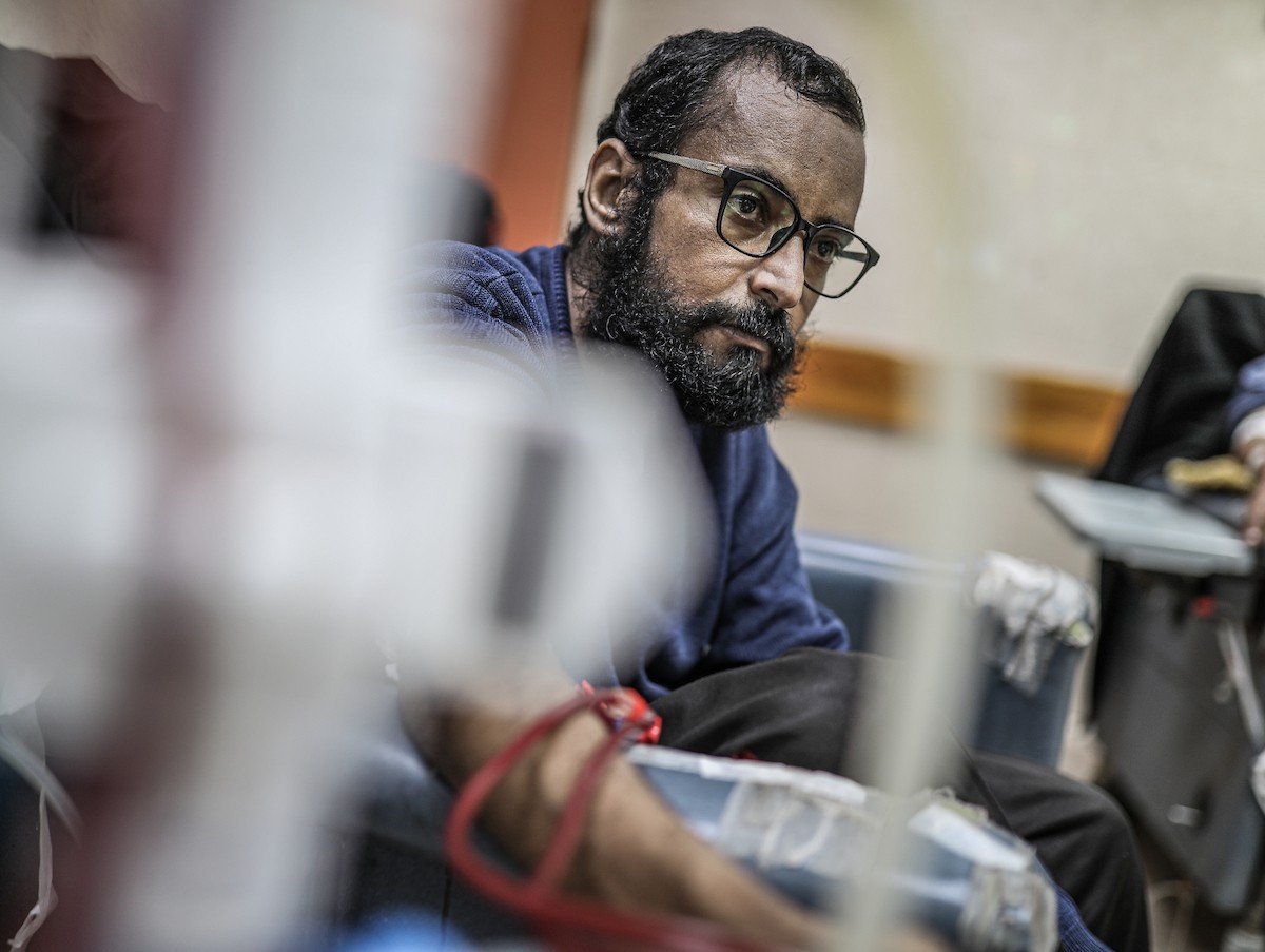 يخضع مرضى فلسطينيون مصابون بالفشل الكلوي لجلسات غسيل الكلى في مستشفى شهداء الأقصى بدير البلح، وسط وانتظار مستمر لفتح معبر رفح لتلقي العلاج خارج قطاع غزة، 1 فبراير/شباط 2026. تصوير: رمزي أبو عامر
