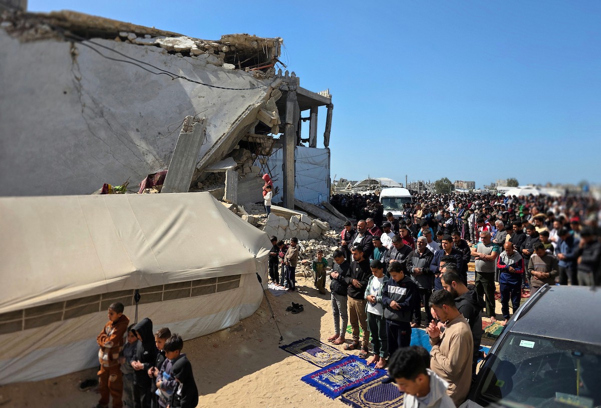 يؤدي الفلسطينيون أول صلاة جمعة من شهر رمضان المبارك وسط أنقاض مسجد الألباني في خان يونس، غزة، في 20 فبراير/شباط 2026. صورة: طارق محمد