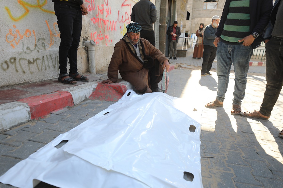 ودّع فلسطينيون جثماني مواطنين اثنين في مستشفى الشفاء بمدينة غزة. وبحسب مصادر عائلية، قُتل الرجلان على يد القوات الإسرائيلية في بيت لاهيا، شمال قطاع غزة، في 24 فبراير/شباط 2026. (صورة: عمر أشتوي)