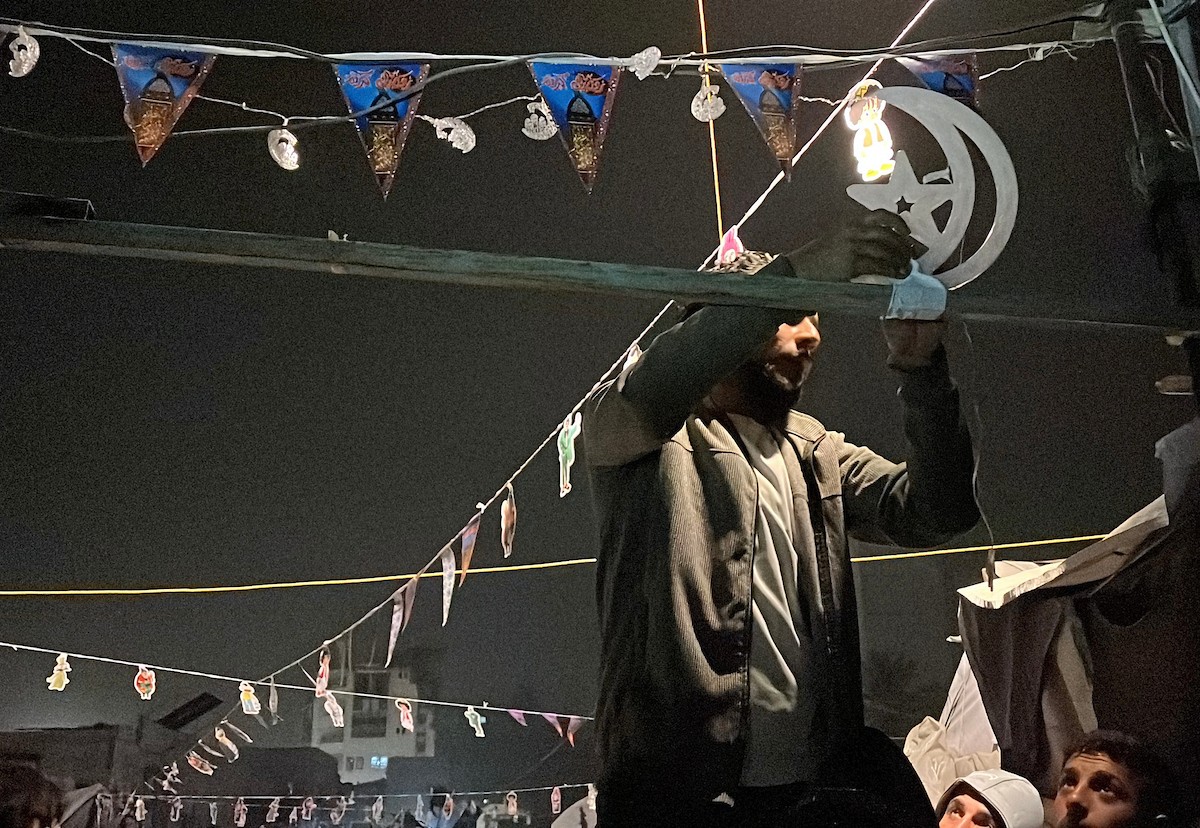 نازحون يزينون خيامهم المتهالكة بالفوانيس وسلاسل الأضواء استعدادًا لقدوم شهر رمضان. ويعانون ظروفًا قاسية نتيجة الحرب، إذ يفتقرون إلى أبسط مقومات الحياة، بما في ذلك المأوى الآمن والغذاء والماء والملابس النظيفة. ١٥ فبراير ٢٠٢٦، مدينة غزة. تصوير: مطر الزاق