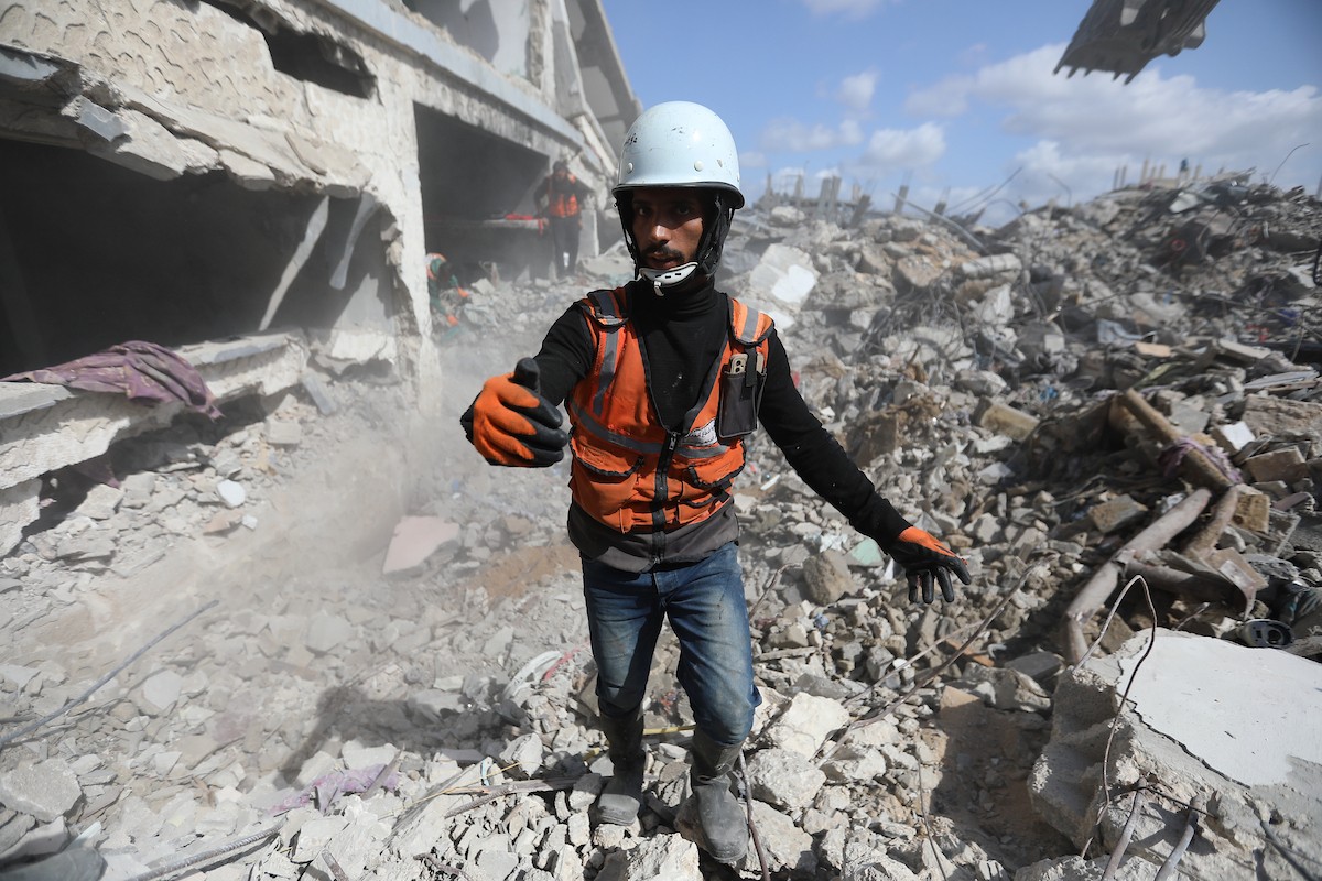 تحاول فرق الدفاع المدني الفلسطيني، بالتنسيق مع اللجنة الدولية للصليب الأحمر، انتشال جثث عائلتي عيادة وغنيم من تحت أنقاض منزل عائلة غباين، في بيت لاهيا، شمال قطاع غزة. 22 فبراير/شباط 2026. صورة: عمر أشتوي