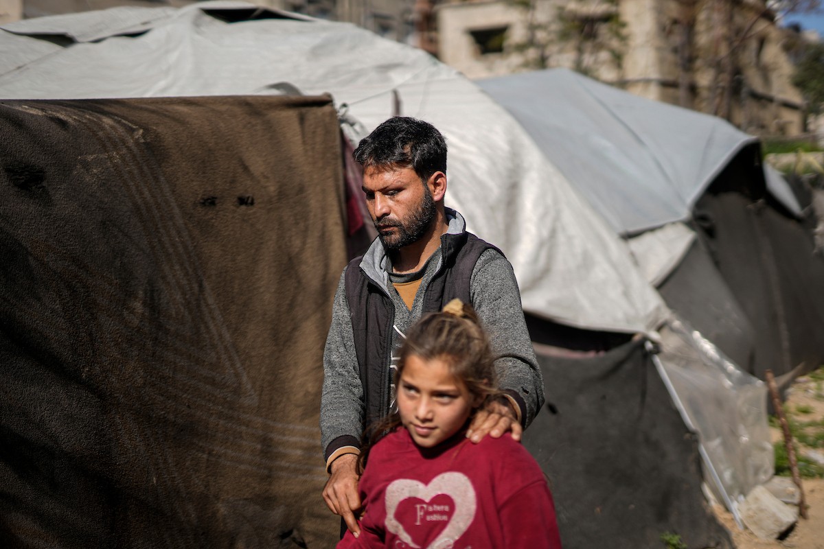 الفلسطيني لؤي أسامة صبح، 27 عامًا، أصيب بإعاقات دائمة وفقد بصره تمامًا جراء هجمات إسرائيلية، يكافح من أجل مواصلة حياته اليومية داخل خيمته في مدينة غزة في 11 فبراير/شباط 2026. صورة: عمر أشتوي