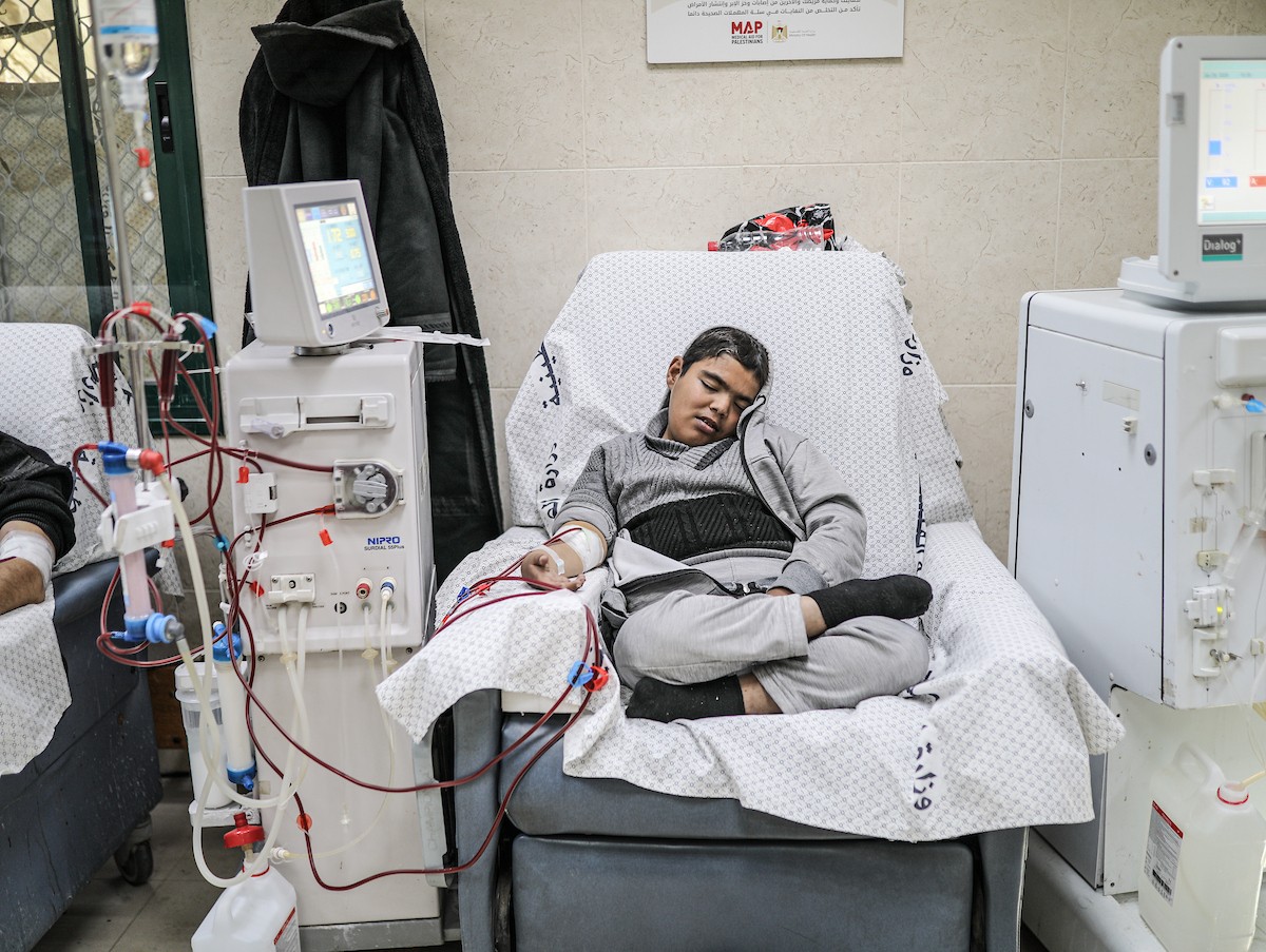 يخضع مرضى فلسطينيون مصابون بالفشل الكلوي لجلسات غسيل الكلى في مستشفى شهداء الأقصى بدير البلح، وسط وانتظار مستمر لفتح معبر رفح لتلقي العلاج خارج قطاع غزة، 1 فبراير/شباط 2026. تصوير: رمزي أبو عامر