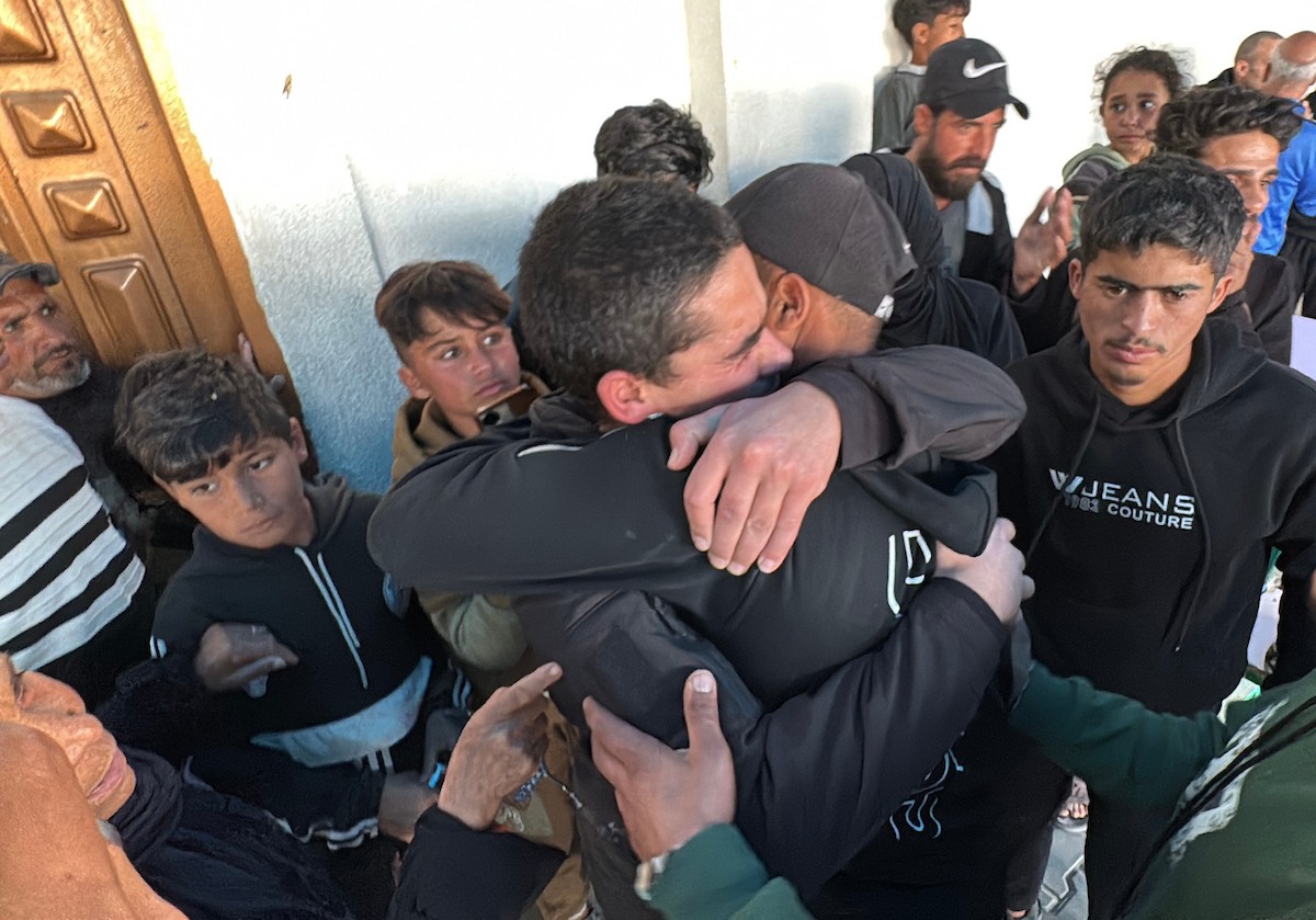 اللجنة الدولية للصليب الأحمر تنقل 8 أسرى فلسطينيين إلى مستشفى شهداء الأقصى في دير البلح، وسط قطاع غزة، بعد إطلاق سراحهم من قبل القوات الإسرائيلية. ١٦ فبراير/شباط ٢٠٢٦. صورة: أحمد إبراهيم