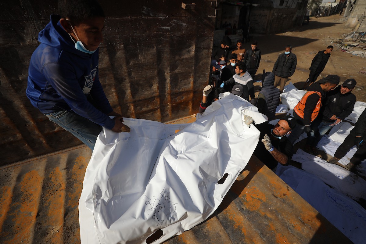 استخراج جثث عشرات الفلسطينيين الذين فقدوا أرواحهم خلال الهجمات الإسرائيلية ودُفنوا مؤقتًا في منطقة النفق بمدينة غزة، تمهيدًا لنقلها إلى المقابر الرسمية، 1 فبراير/شباط 2026. (صورة: عمر أشتوي)