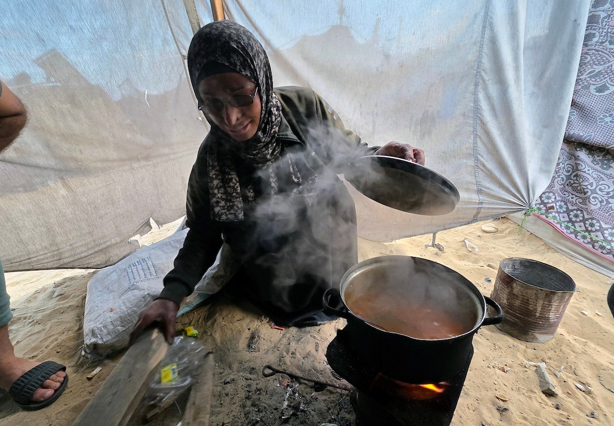 تلجأ العائلات الفلسطينية والباعة إلى استخدام الحطب والخشب لإعداد الطعام بسبب نقص غاز الطهي، خان يونس، جنوب قطاع غزة، 24 فبراير/شباط 2026.تصوير: طارق محمد/ (APA Images).