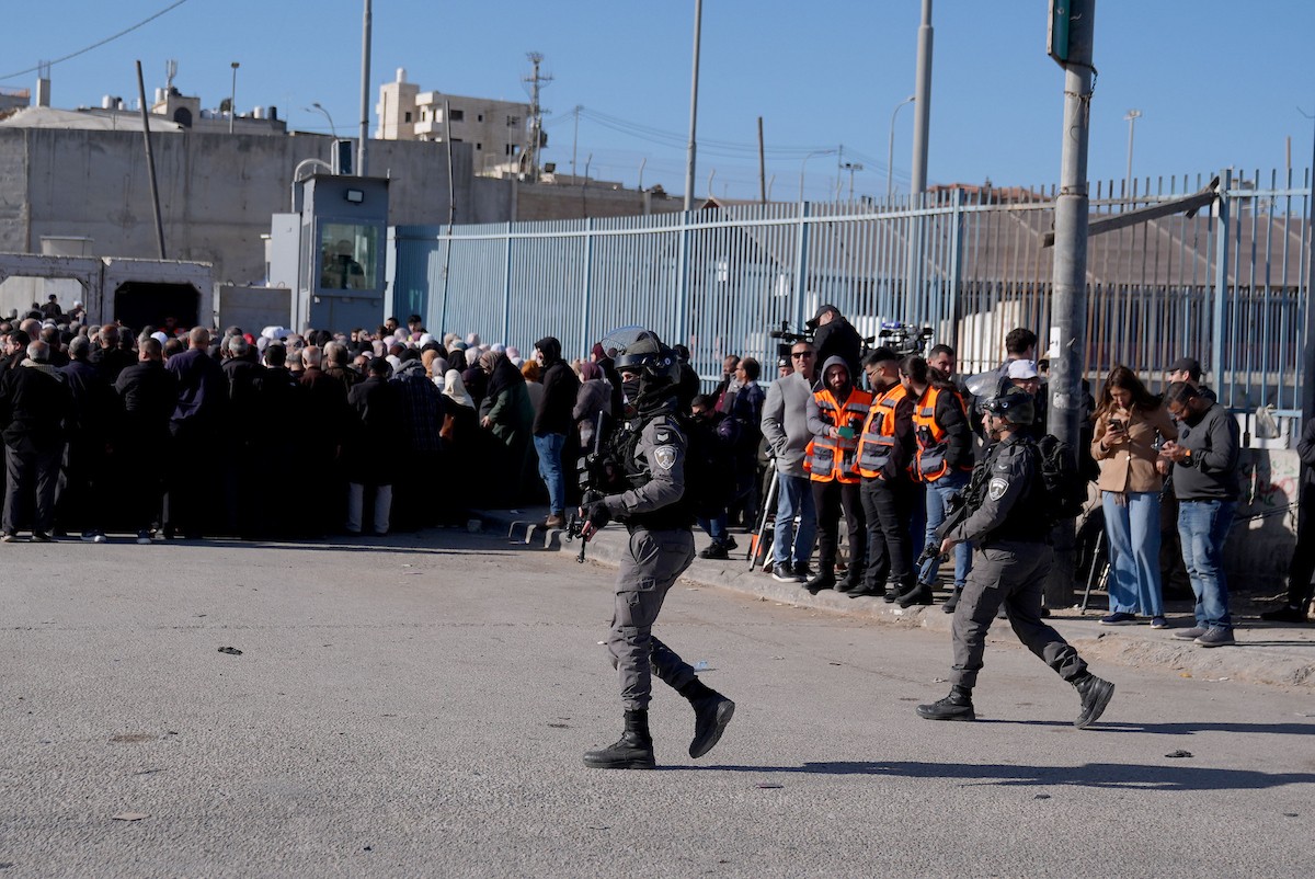 الجيش الإسرائيلي يفرض قيودًا مشددة على وصول الفلسطينيين إلى المسجد الأقصى لأداء أول صلاة جمعة من رمضان عبر حاجز قلنديا الفاصل بين الضفة الغربية والقدس، 20 فبراير/شباط 2026