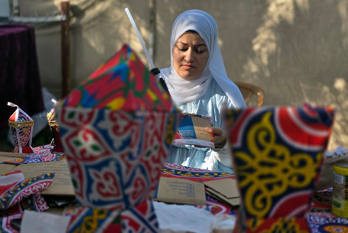 الفلسطينية ريهان شراب تصنع فوانيس رمضان من بقايا صناديق المساعدات في خان يونس جنوب قطاع غزة  8 فبراير/شباط 2026. (صورة: طارق محمد)