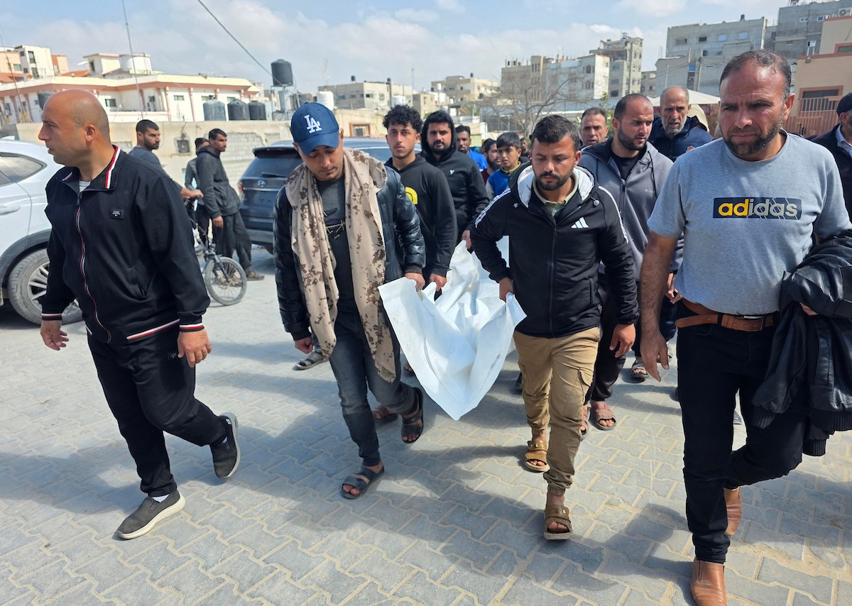 شُيّع جثمان أسامة أحمد عبد العزيز النجار (46 عامًا) في مستشفى ناصر بخان يونس، وذلك خلال مراسم الدفن. وكان النجار قد قُتل في غارة جوية إسرائيلية بطائرة مسيرة في منطقة قزان النجار، جنوب خان يونس، 21 فبراير/شباط 2026. (صورة: طارق محمد)