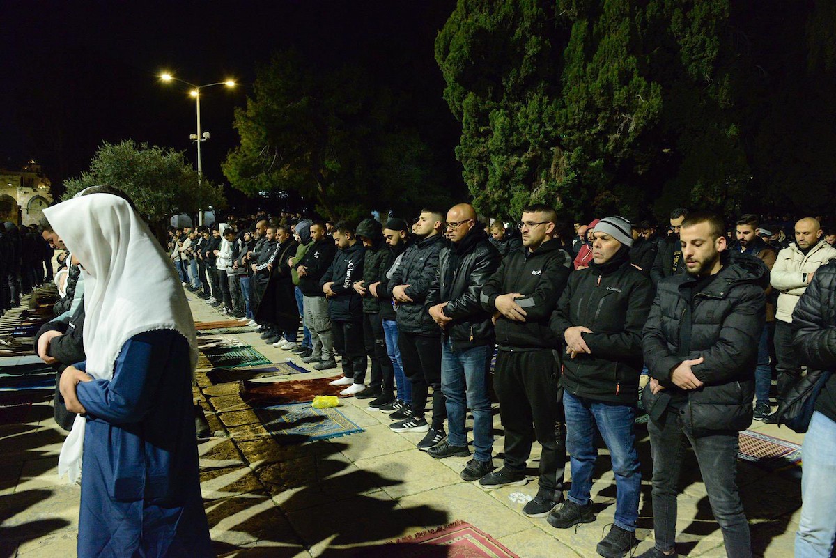 يؤدي الفلسطينيون صلاتي العشاء والتراويح في ساحات المسجد الأقصى في اليوم الخامس من رمضان، القدس، 22 فبراير 2026. صورة من دائرة الأوقاف الإسلامية في القدس.