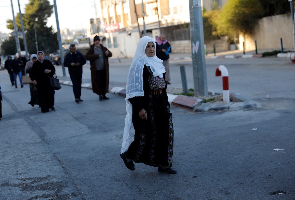 توافد المصلون بكثافة إلى نقطة تفتيش في بيت لحم، متجهين إلى المسجد الأقصى في القدس لأداء صلاتي الجمعة والتراويح، 20 فبراير/شباط 2026. صورة: مأمون وزواز
