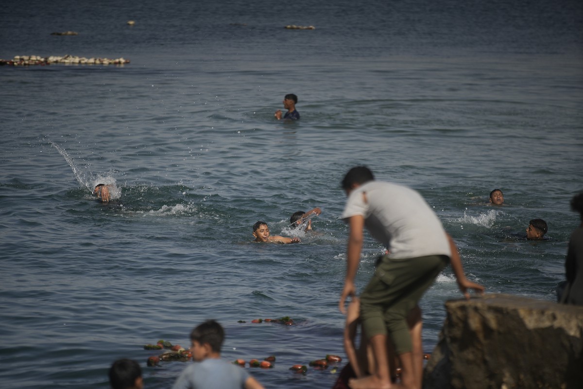 يسبح أطفال قرب ميناء غزة المدمر، في مشهد يعكس تمسكهم بلحظات الفرح رغم الدمار المحيط بهم. يُعدّ البحر في غزة المتنفس الوحيد لسكانها الذين يواجهون آثار الحرب والنزوح، والذين يعيشون في خيام تفتقر لأبسط مقومات الحياة، ١٢ فبراير ٢٠٢٦. تصوير: عمر أشتوي