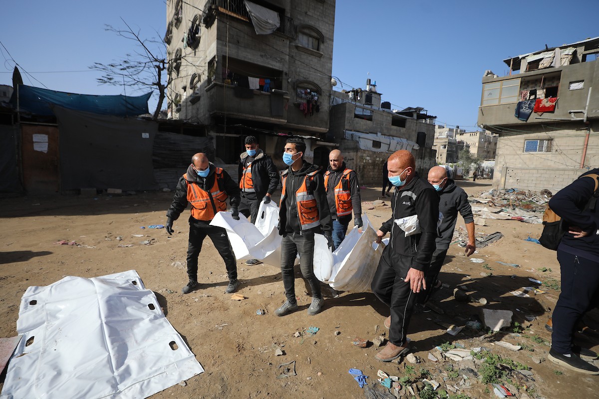 استخراج جثث عشرات الفلسطينيين الذين فقدوا أرواحهم خلال الهجمات الإسرائيلية ودُفنوا مؤقتًا في منطقة النفق بمدينة غزة، تمهيدًا لنقلها إلى المقابر الرسمية، 1 فبراير/شباط 2026. (صورة: عمر أشتوي)