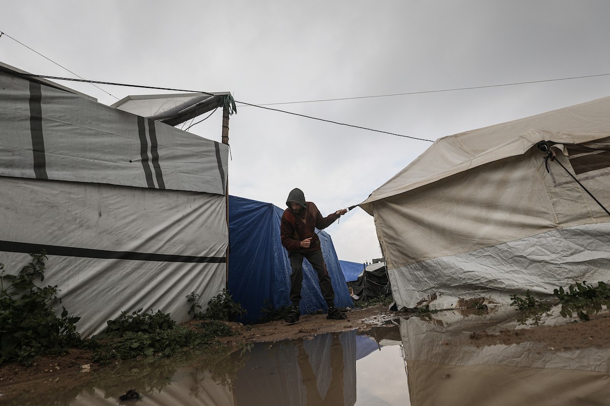 يواجه اللاجئون الفلسطينيون ظروفاً قاسية بعد أن غمرت الأمطار الغزيرة خيامهم في مخيم البريج بوسط قطاع غزة في 24 فبراير/شباط 2026. صورة: معز صالحي
