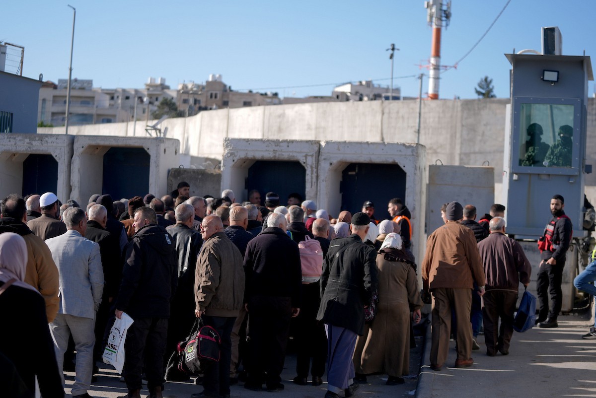 الجيش الإسرائيلي يفرض قيودًا مشددة على وصول الفلسطينيين إلى المسجد الأقصى لأداء أول صلاة جمعة من رمضان عبر حاجز قلنديا الفاصل بين الضفة الغربية والقدس، 20 فبراير/شباط 2026