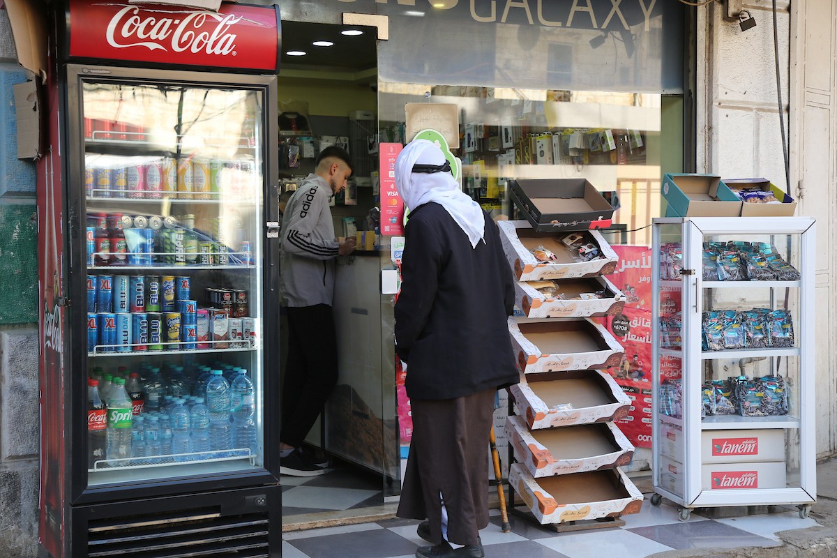 فلسطينيون يتسوقون استعدادًا للإفطار في أول أيام شهر رمضان المبارك، في مدينة نابلس بالضفة الغربية، 18 فبراير/شباط 2026. صورة: محمد ناصر