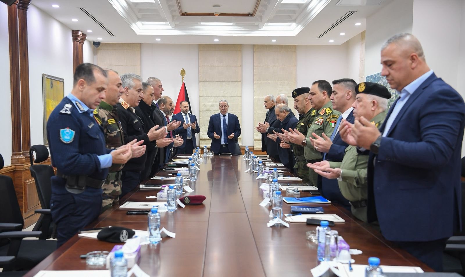 الشيخ يعقد اجتماعًا أمنيًا بحضور رئيس الوزراء وكبار المسؤولين لبحث المستجدات السياسية والأمنية 11111.jpg