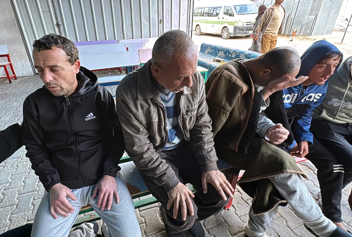 اجتمع أقارب وأحباء مجموعة من الأسرى الفلسطينيين الذين أفرجت عنهم القوات الإسرائيلية، أثناء نقلهم إلى مستشفى شهداء الأقصى لإجراء فحوصات طبية في دير البلح بوسط قطاع غزة، وذلك عبر اللجنة الدولية للصليب الأحمر، 23 فبراير/شباط 2026، (صورة: أحمد إبراهيم)